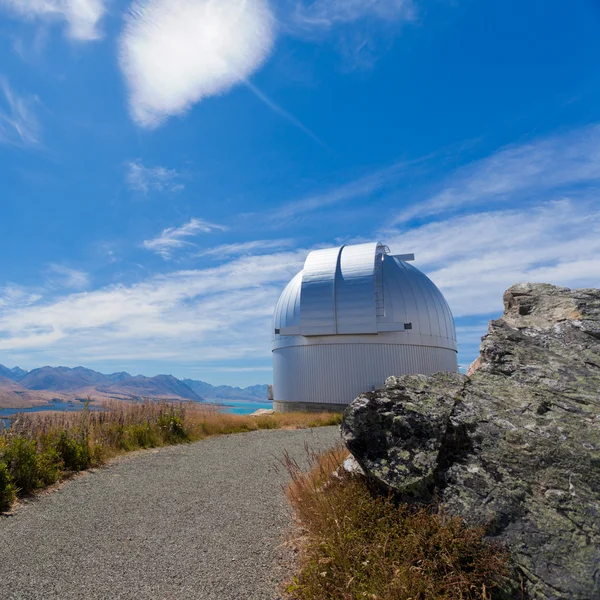 Observatório de astronomia cúpula no topo da montanha — Fotografia de Stock
