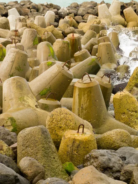 Pilonas de hormigón Tetra-pod como malecón protector —  Fotos de Stock