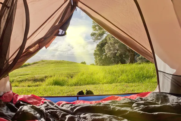 Campingplats natur Visa från inne i ett tält — Stockfoto