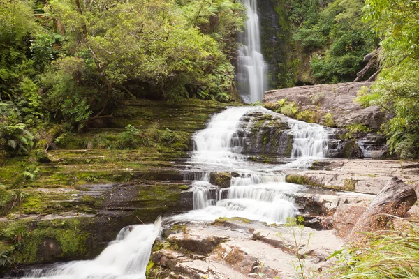 Водопад Маклин в новозеландском районе Катлинс — стоковое фото