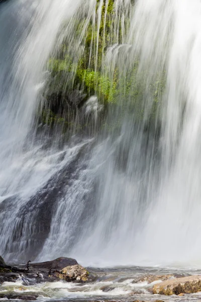 Curtain of white water falling from rocky cliff — Stock Photo, Image