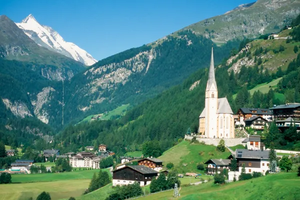 Town of Heiligenblut and Grossglockner in Austria — Stockfoto