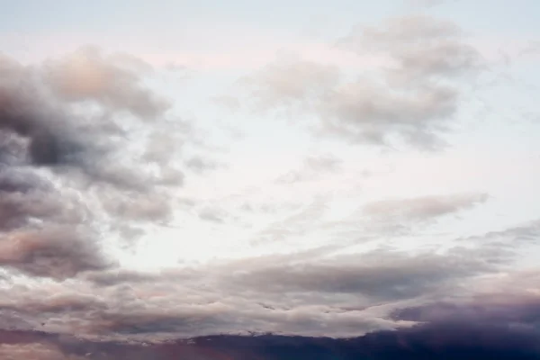 Dunkle Wolkenlandschaft mit beängstigend bewölktem Himmel — Stockfoto