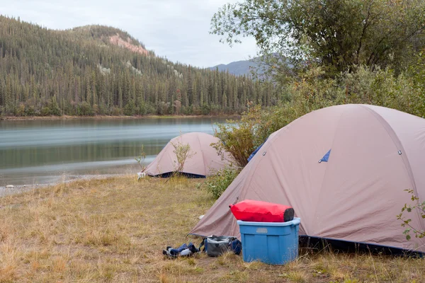 Лагерь на природе на берегу реки Юкон, Канада — стоковое фото