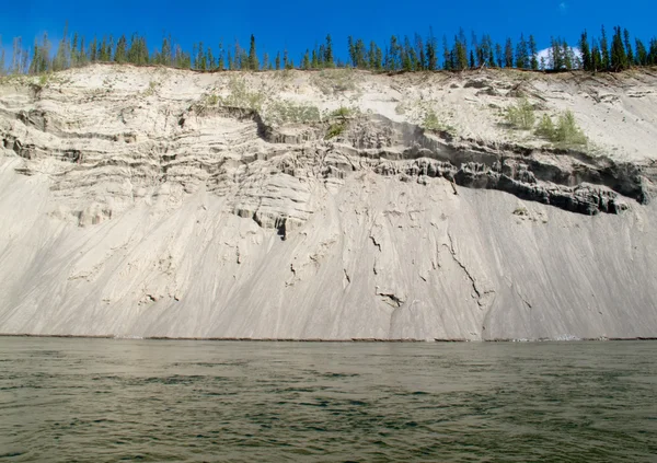Eroze na cutbank řeky yukon v Kanadě — Stock fotografie