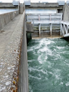 Barajı hidro kontrol weir ile akıntı altında