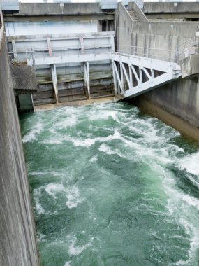 Barajı hidro kontrol weir ile akıntı altında