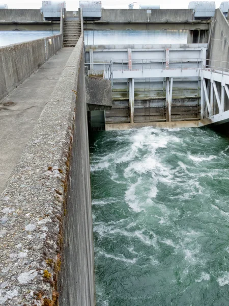 Hidrobarragem controle de barragem com descarga embaixo — Fotografia de Stock