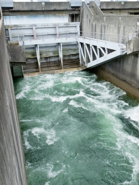 Hidromassage dam controle weir met onder kwijting — Stockfoto