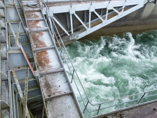 水力発電ダム制御堰放電下 — ストック写真