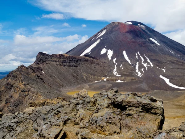 活动 volcanoe 锥的 mt 瑙鲁赫伊新西兰 — 图库照片