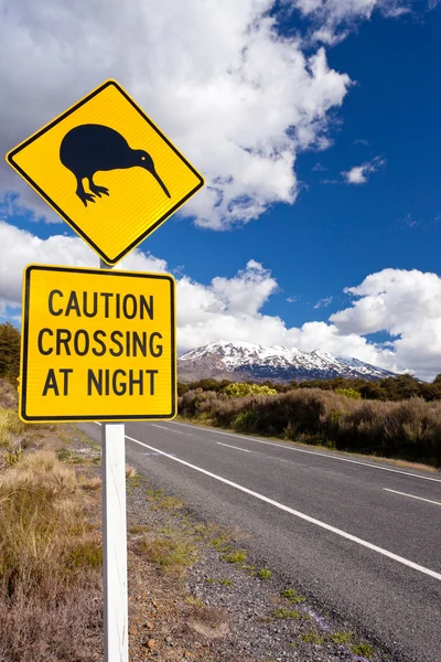 Kiwi overschrijding weg teken en vulkaan ruapehu nz — Stockfoto
