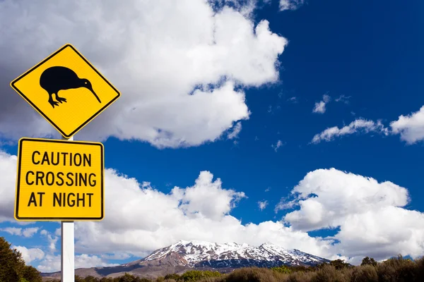 Kiwi Crossing señal de tráfico y volcán Ruapehu NZ —  Fotos de Stock