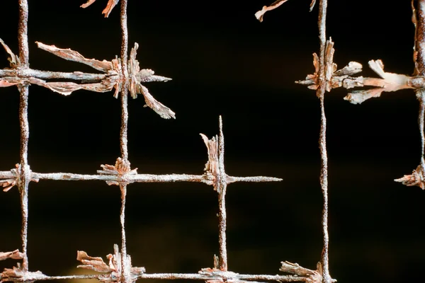 Velho enferrujado malha de arame de ferro padrão abstrato — Fotografia de Stock