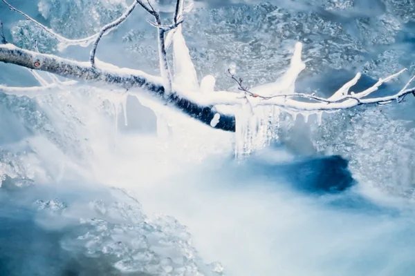 Piccolo torrente congelamento formando ghiaccioli — Foto Stock