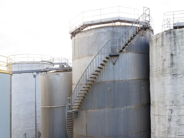 集团的大型钢储罐在炼油厂 — 图库照片
