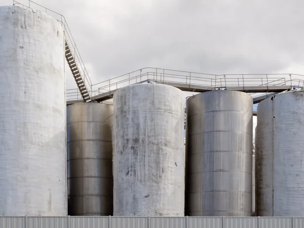 Groupe de grands réservoirs de stockage en acier à la raffinerie — Photo