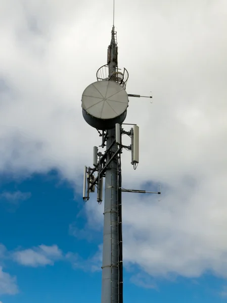 Tower met telecommunicatie antennes copyspace — Stockfoto