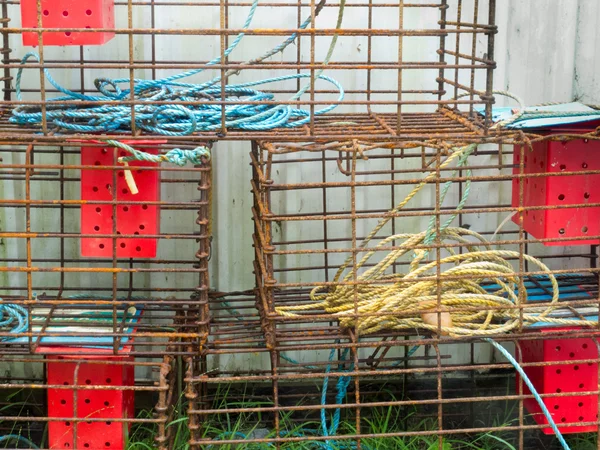 Pièges à homard empilés pour attraper dans l'océan — Photo