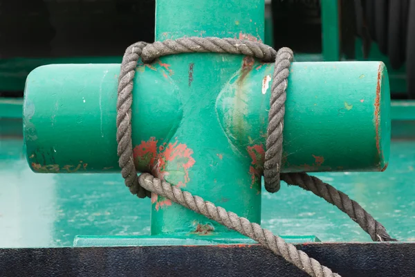 Festett zöld kereszt alakú kikötőbak és feltételekhez kötött hawser — Stock Fotó
