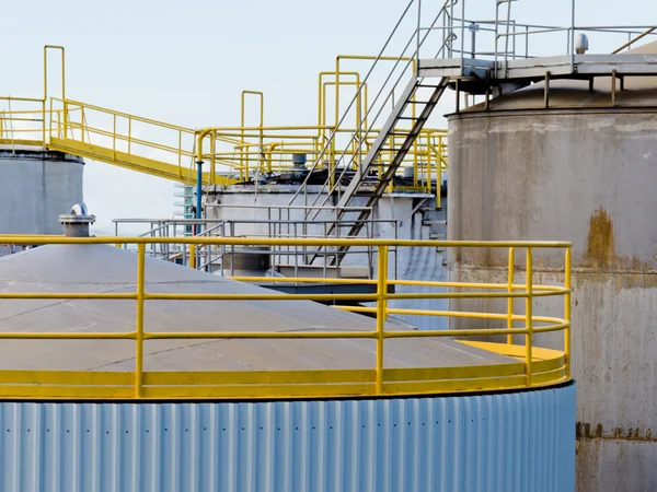 Grupp av stora stål lagringstankar vid raffinaderiet — Stockfoto