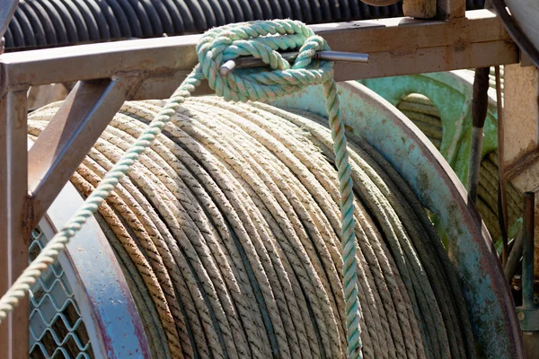 Primo piano di tamburo di vecchie bobine di corda di canapa usurati — Foto Stock