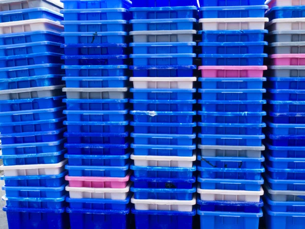 Stapel leerer, bunter Fischereibehälter aus Plastik — Stockfoto