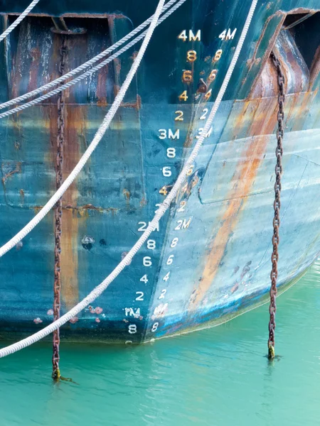 Scala di profondità su prua di nave ancorata in blu grungy — Foto Stock