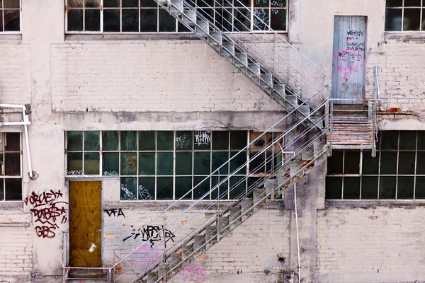 External fire escape on grungy industrial bulding — Stock Photo, Image