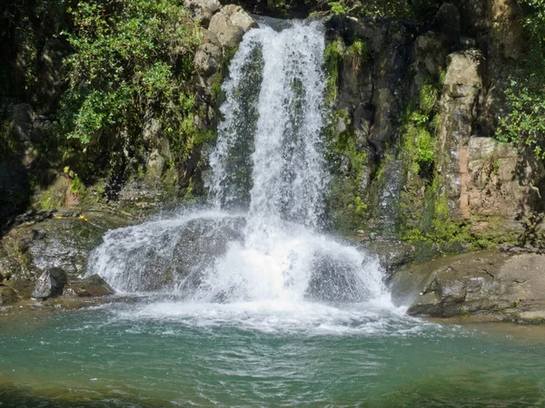 Cachoeira em cascata sobre rochas em uma piscina calma — Fotografia de Stock