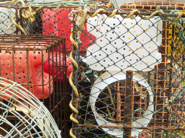 Trampas de cesta de langosta apiladas para atrapar en el océano —  Fotos de Stock