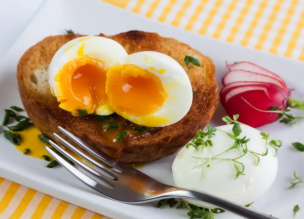 煮的鸡蛋和烤面包 — 图库照片