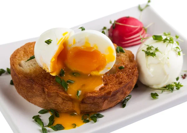 Haşlanmış yumurta ve tost — Stok fotoğraf