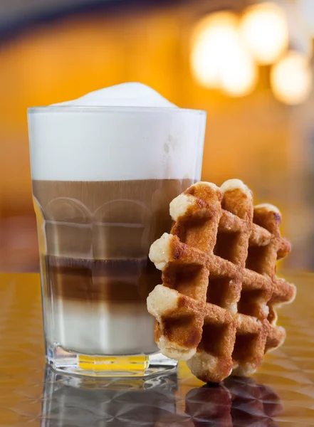 Café-Kaffee - Latte Cappuccino im hohen Glas — Stockfoto