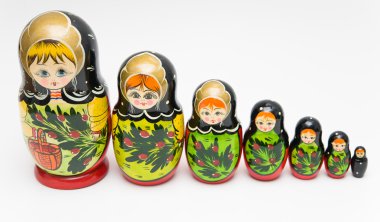 Rusça matryoshka bebek beyaz zemin üzerine