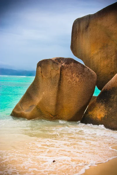 Камни в воде / море на Сейшельских островах — стоковое фото