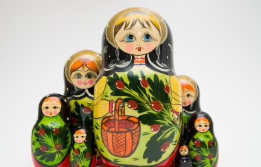 Rusça matryoshka bebek beyaz zemin üzerine