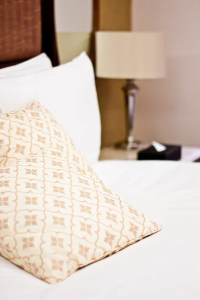 Almohadas en el dormitorio del hotel — Foto de Stock