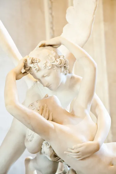 Psyche relancée par Cupidon baiser — Photo