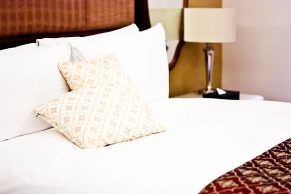 在酒店的卧室枕头 — 图库照片