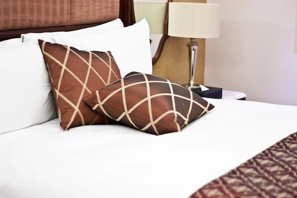 Подушки в спальні готелю — стокове фото