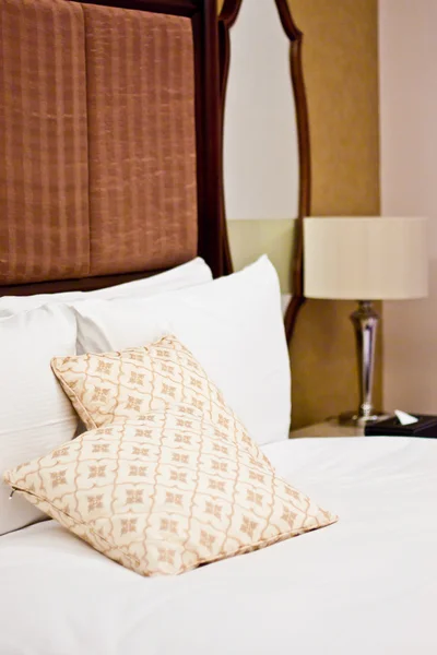 Poduszki w hotelu sypialnia — Zdjęcie stockowe