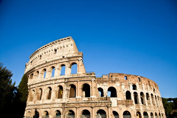 Coliseo con cielo azul — Foto de Stock
