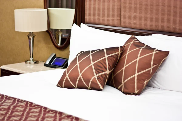 Travesseiros no quarto do hotel — Fotografia de Stock