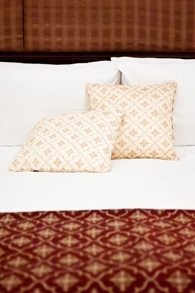 Almohadas en el dormitorio del hotel — Foto de Stock