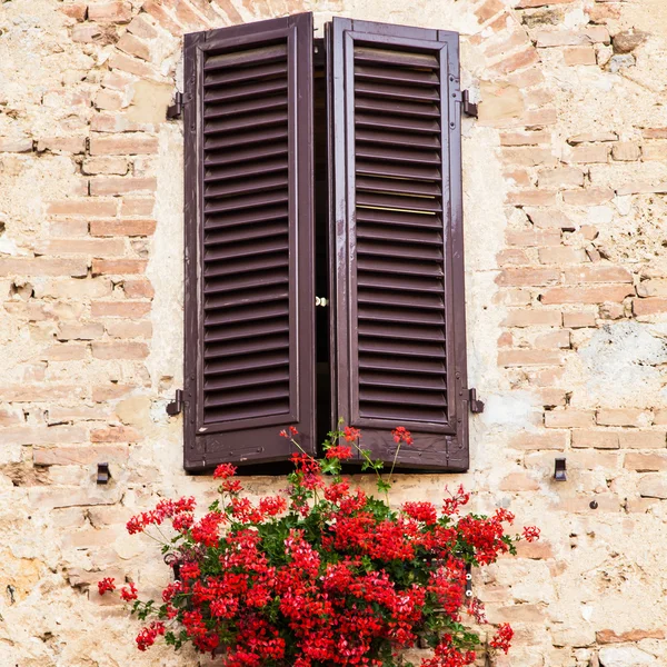 Окна Тосканы — стоковое фото
