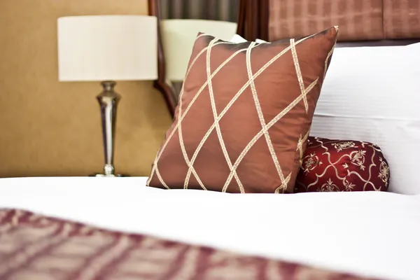Kissen im Hotelzimmer — Stockfoto