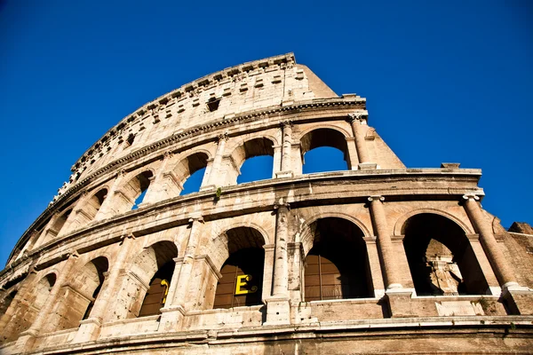 Colosseum mavi gökyüzü ile — Stok fotoğraf