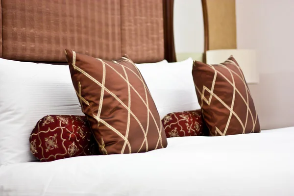 Almohadas en el dormitorio del hotel —  Fotos de Stock