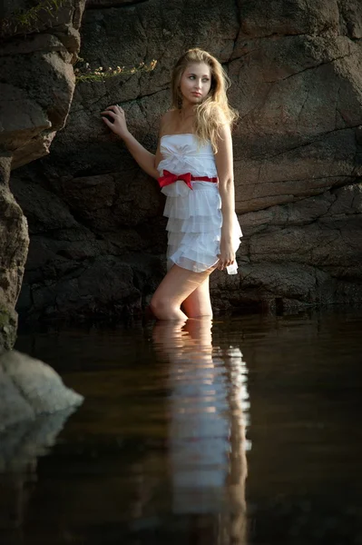 Сексуальная блондинка в воде — стоковое фото